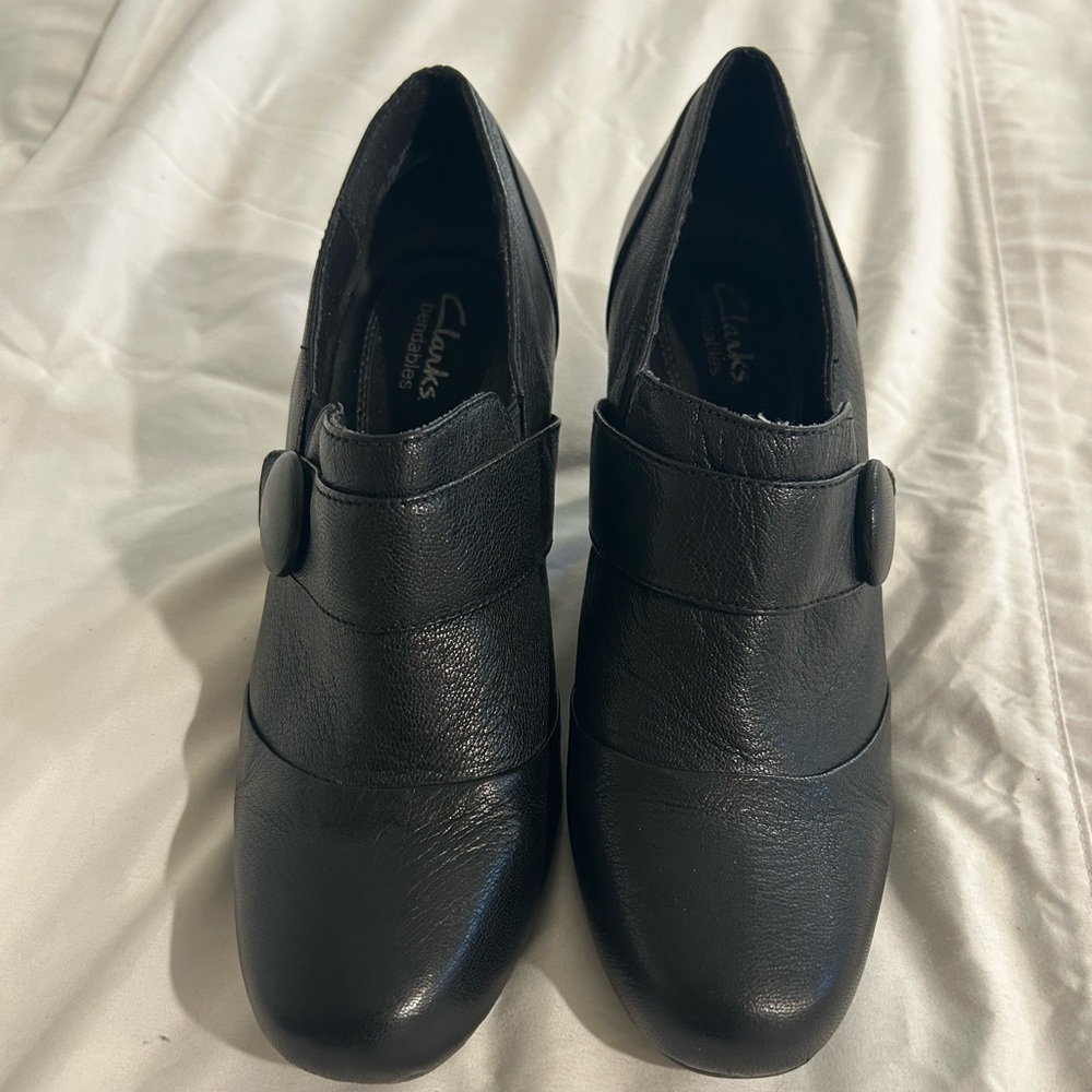 Clarks women’s size 8 black heels. - Picture 3 of 9